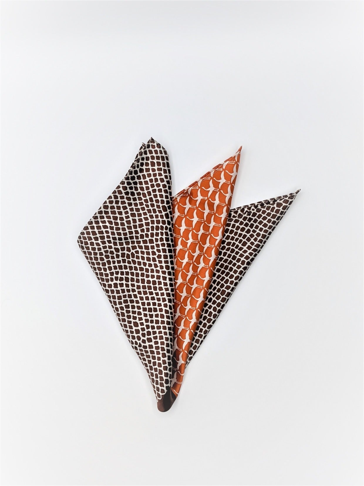 Tomita Sen Kogei: SARAKICHI – Pocket Square (Flying Cranes / Ginshu Red)