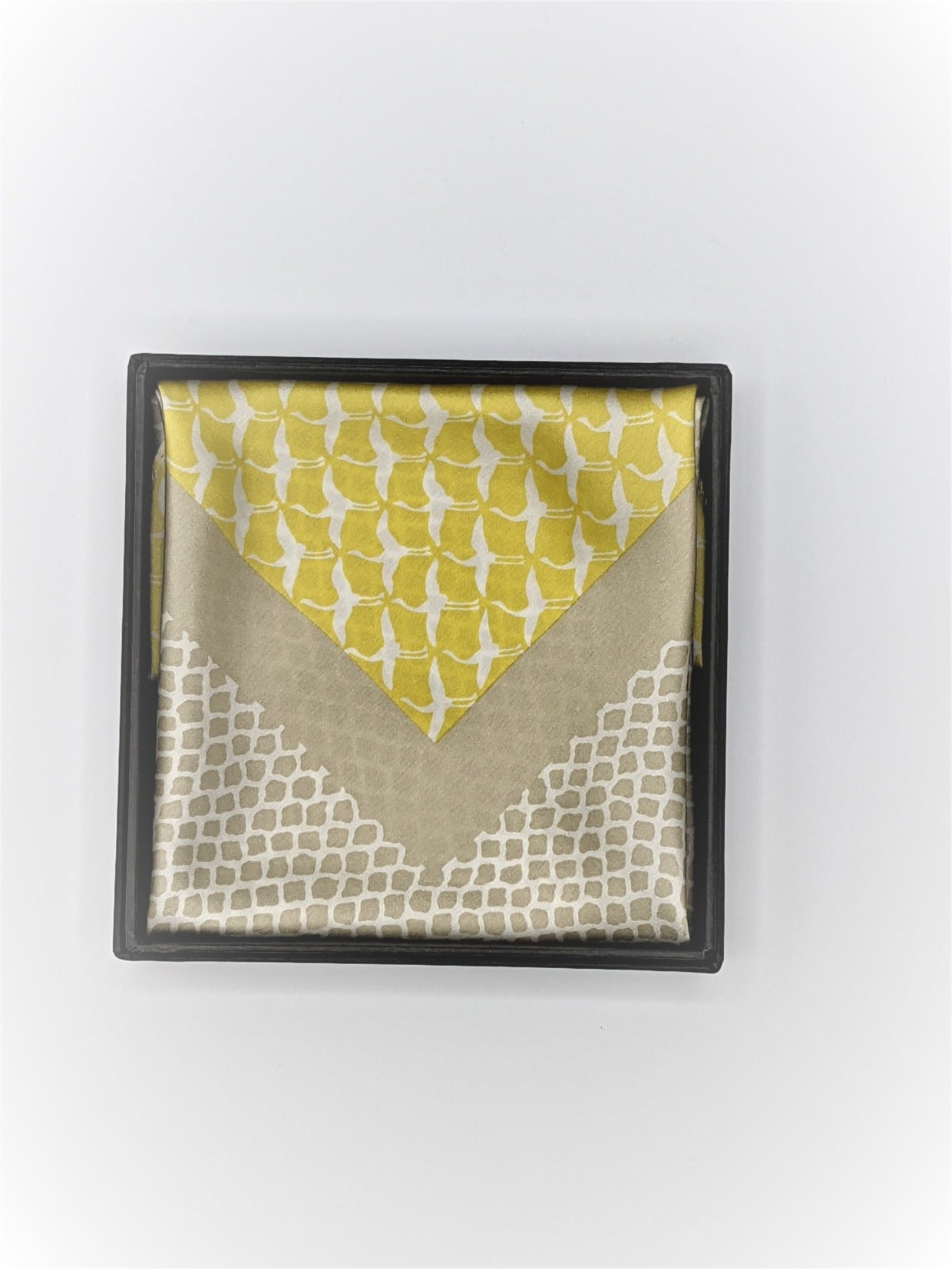Tomita Sen Kogei: SARAKICHI – Pocket Square (Flying Cranes / Ominaeshi Yellow)