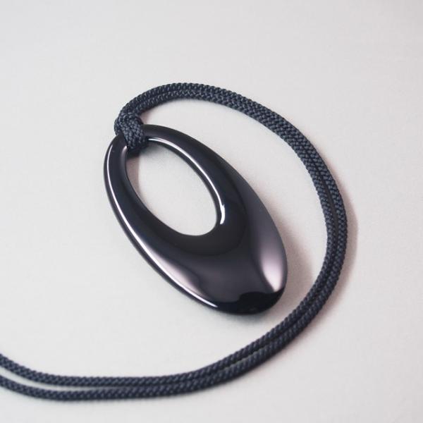 Shioyasu Shikki: Wajima Lacquerware “Shizuku” Pendant (Large), Black Roiro Finish