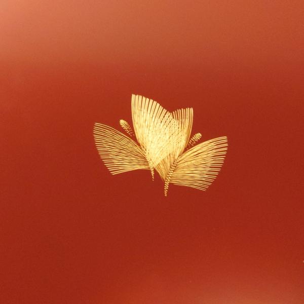 Shioyasu Shikki: Wajima Lacquerware Round Tray, Urumi Finish “Kotobuki Pine” – Chinkin (Gold Inlay)