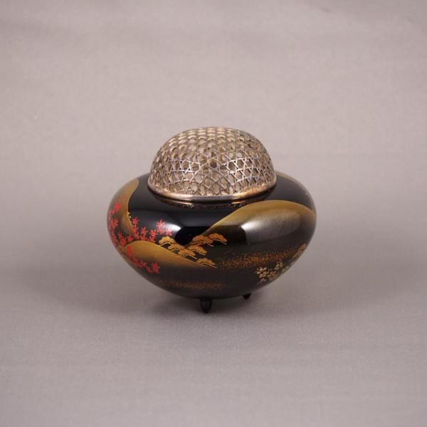 Shioyasu Shikki: Wajima Lacquerware Incense Burner, Square (Small), Black Roiro Finish “Four Seasons Landscape” Maki-e