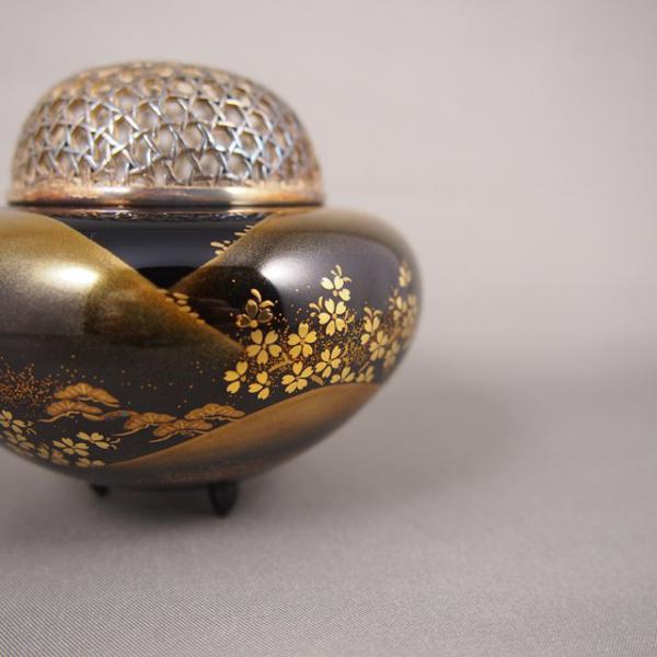 Shioyasu Shikki: Wajima Lacquerware Incense Burner, Square (Small), Black Roiro Finish “Four Seasons Landscape” Maki-e