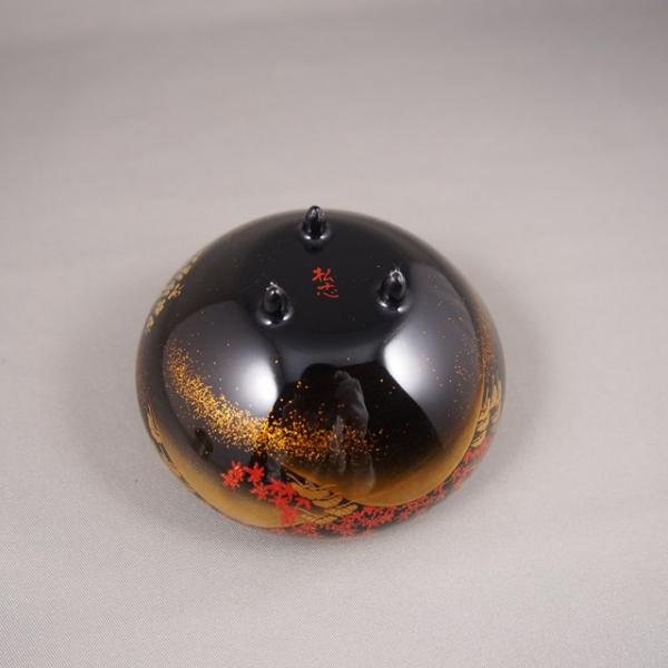 Shioyasu Shikki: Wajima Lacquerware Incense Burner, Square (Small), Black Roiro Finish “Four Seasons Landscape” Maki-e