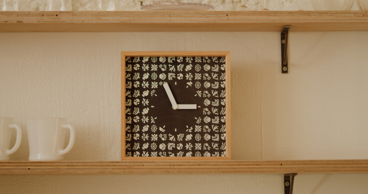 Tomita Sen Kogei: Komon Wood Clock (Gaku / Takara-zukushi)