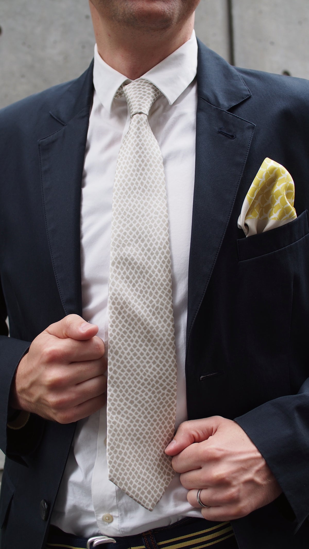 Tomita Sen Kogei: SARAKICHI – Pocket Square (Flying Cranes / Ominaeshi Yellow)