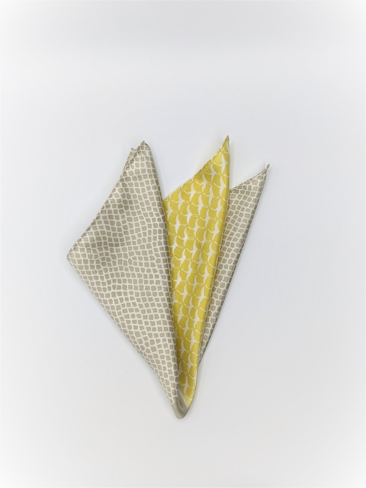 Tomita Sen Kogei: SARAKICHI – Pocket Square (Flying Cranes / Ominaeshi Yellow)