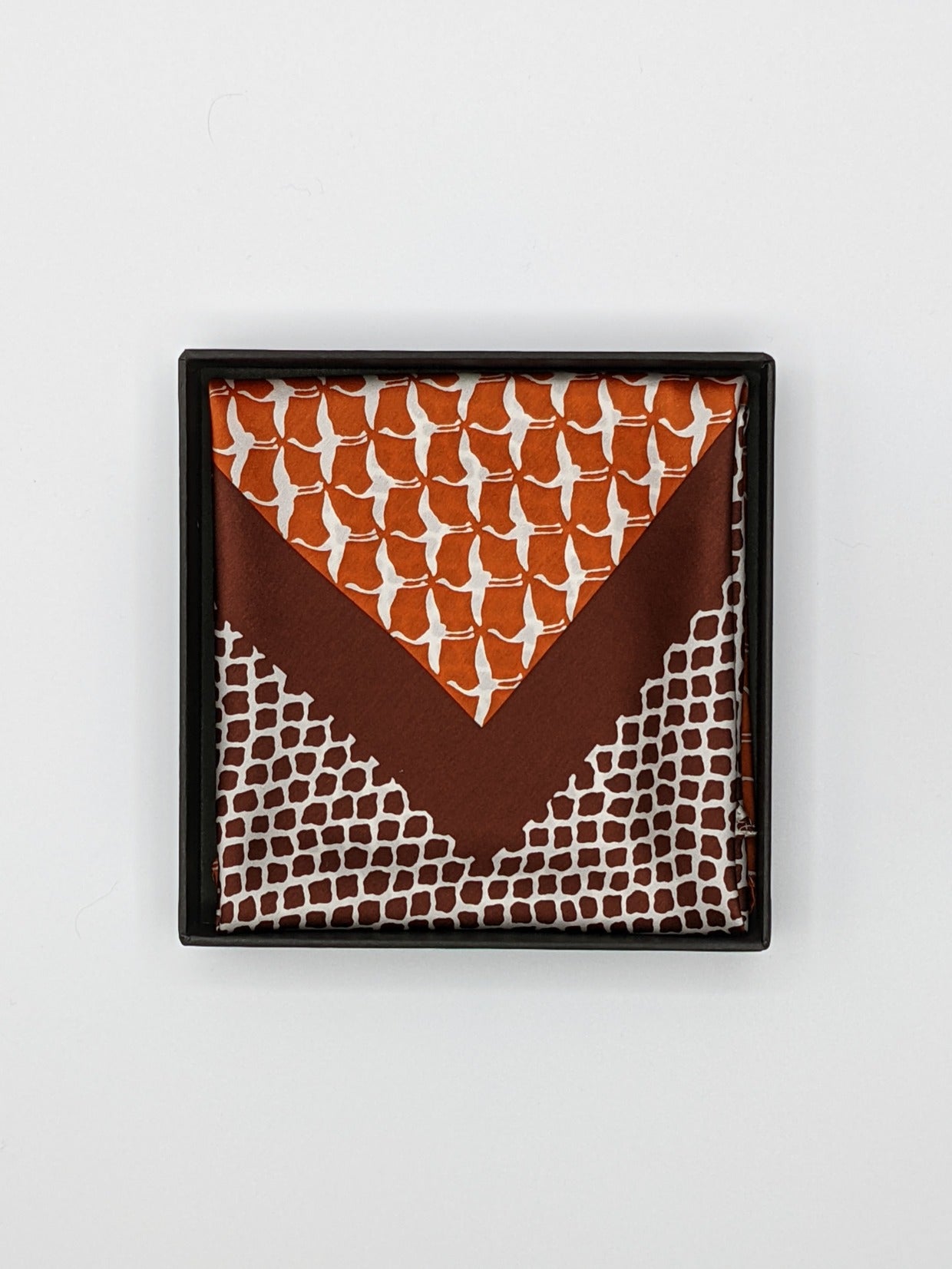 Tomita Sen Kogei: SARAKICHI – Pocket Square (Flying Cranes / Ginshu Red)