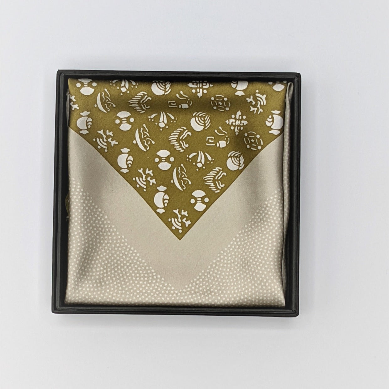 Tomita Sen Kogei: SARAKICHI – Pocket Square (Treasures / Rokōcha Brown)
