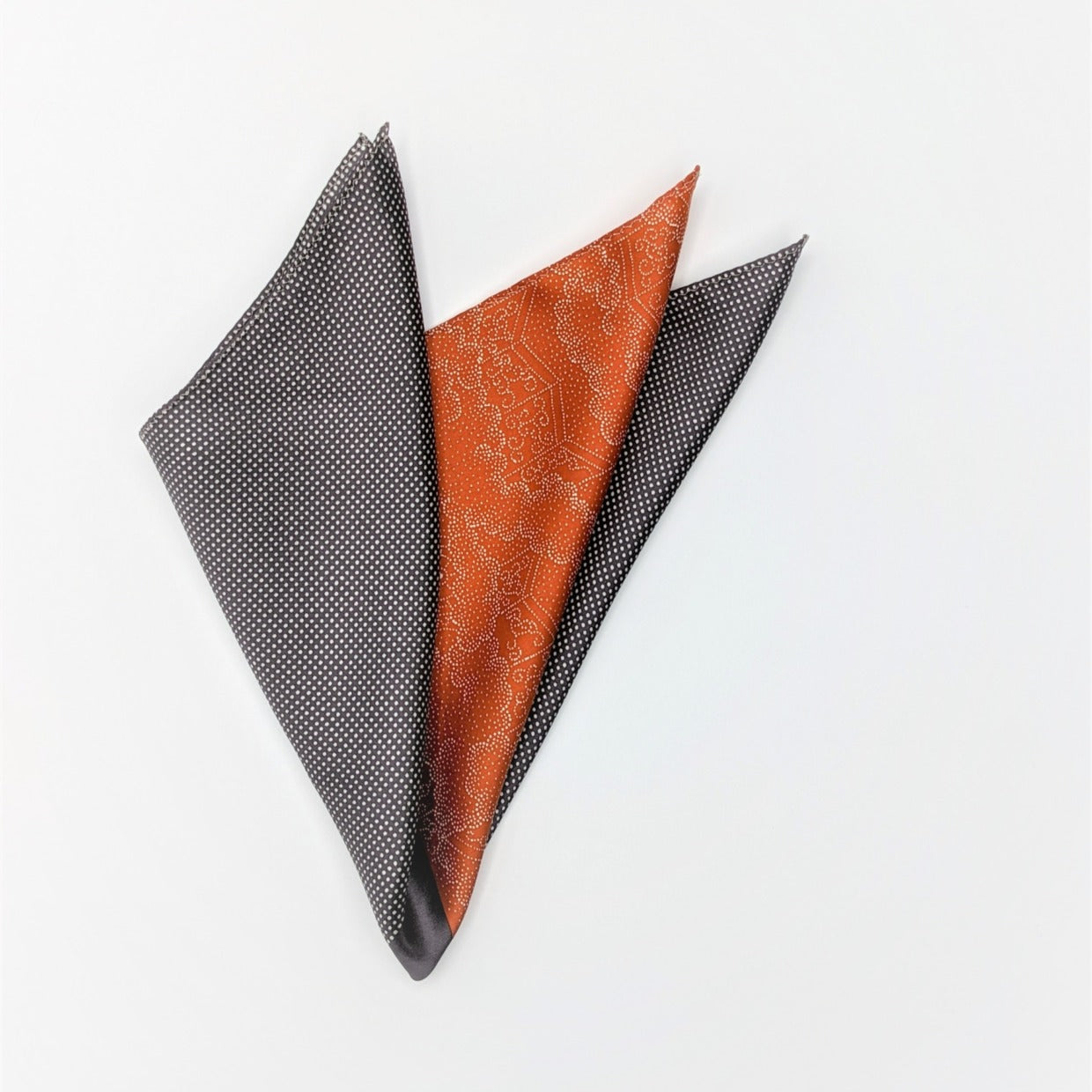 Tomita Sen Kogei: SARAKICHI – Hand-Dyed Pocket Square (Imperial Carriage / Benikaba)