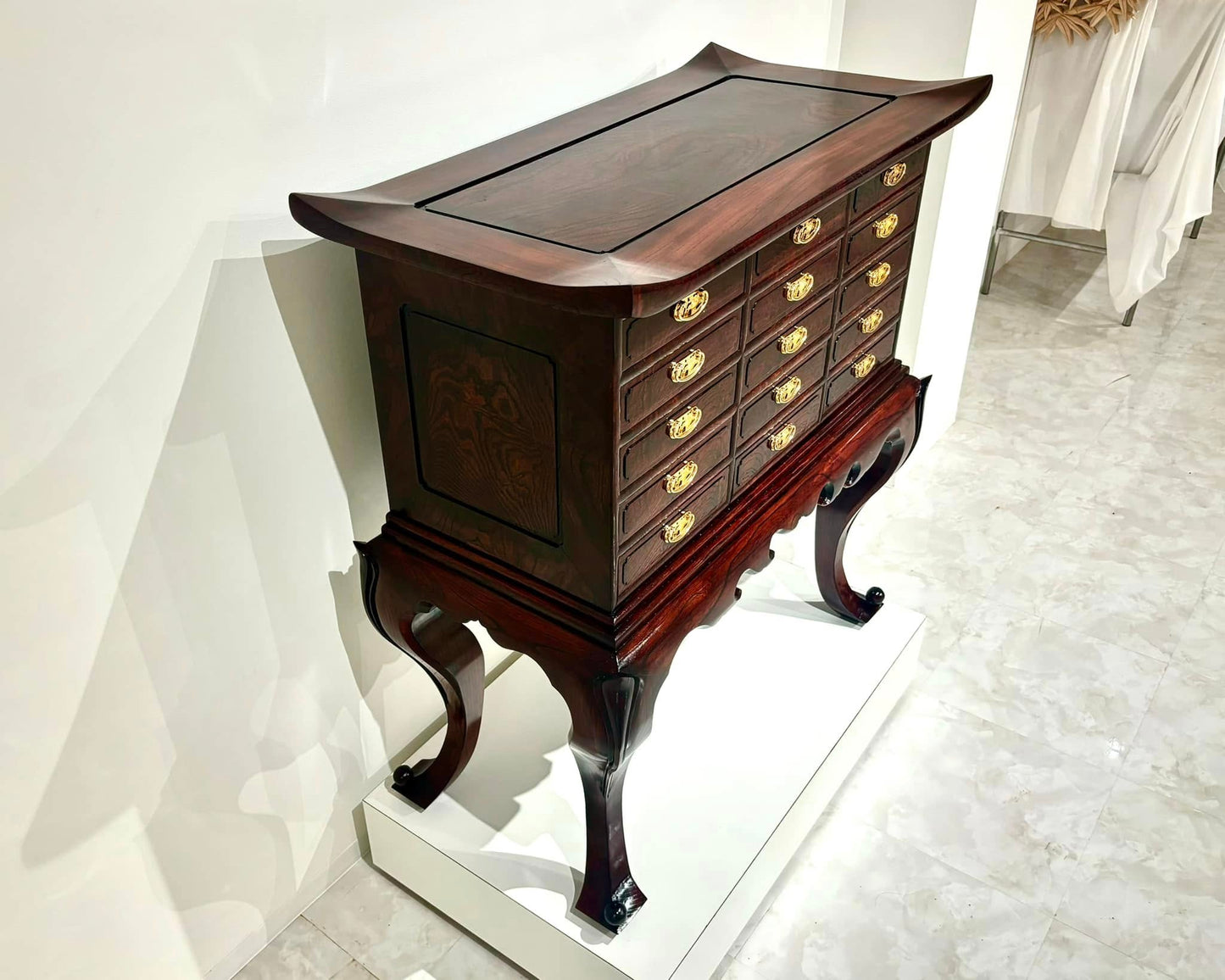 Sato Mokko: Solid Keyaki Fifteen-Drawer Chest with Cabriole Legs