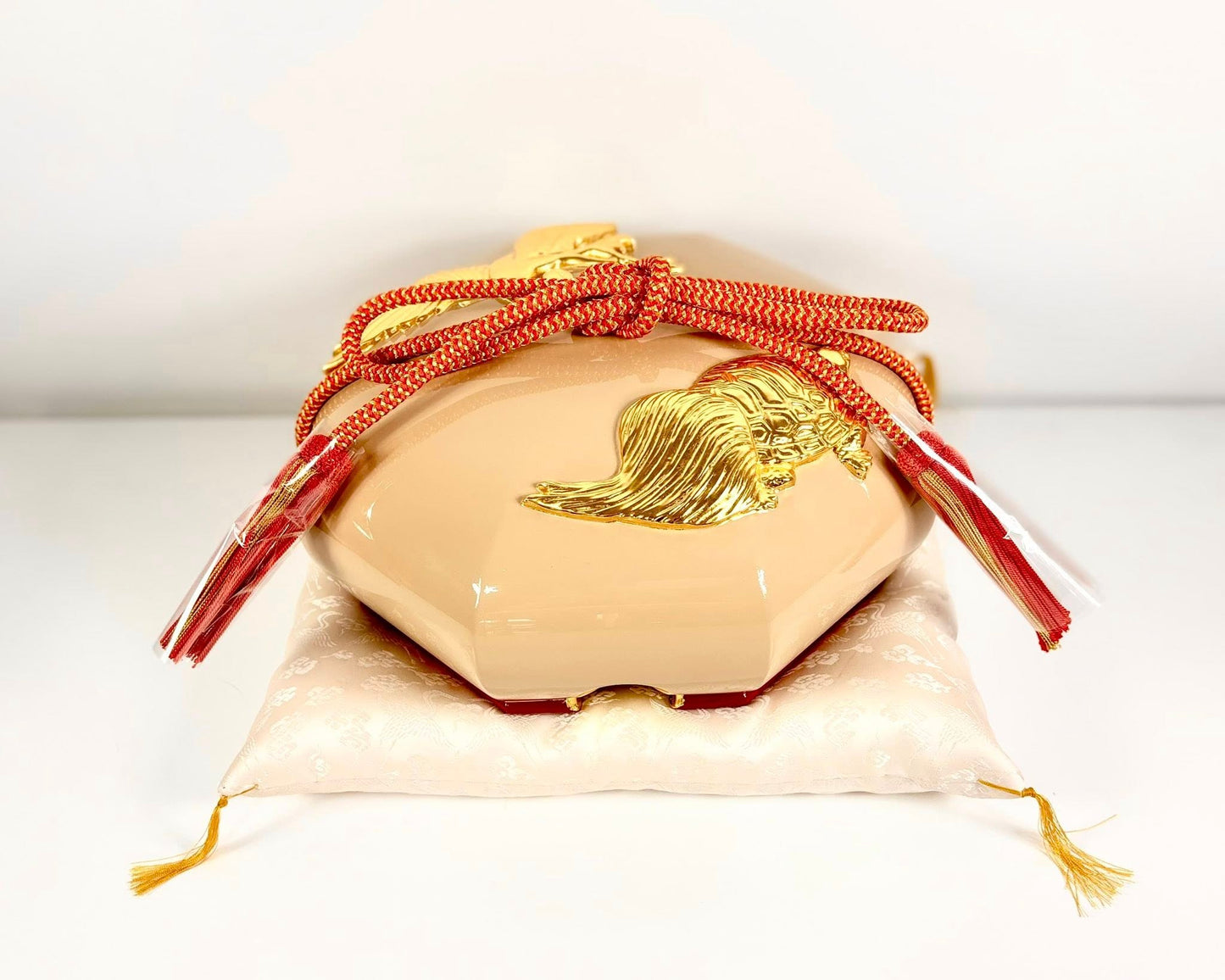 Sato Mokko: Tsuru-Kame Tamatebako Treasure Box in Beige Lacquer