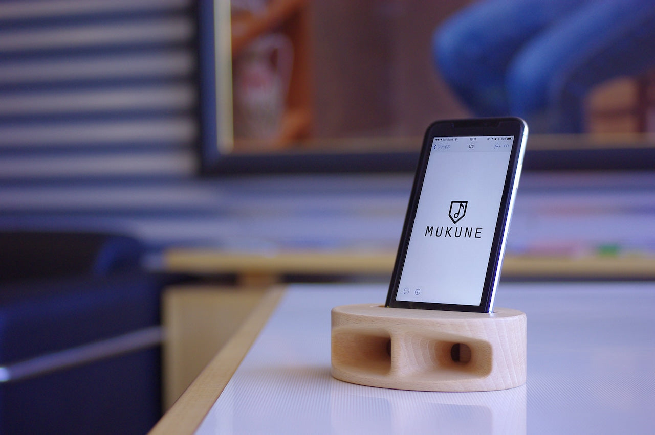 MUKUNE: Solid Wood, Power-Free Smartphone Speaker (Cherry Wood)