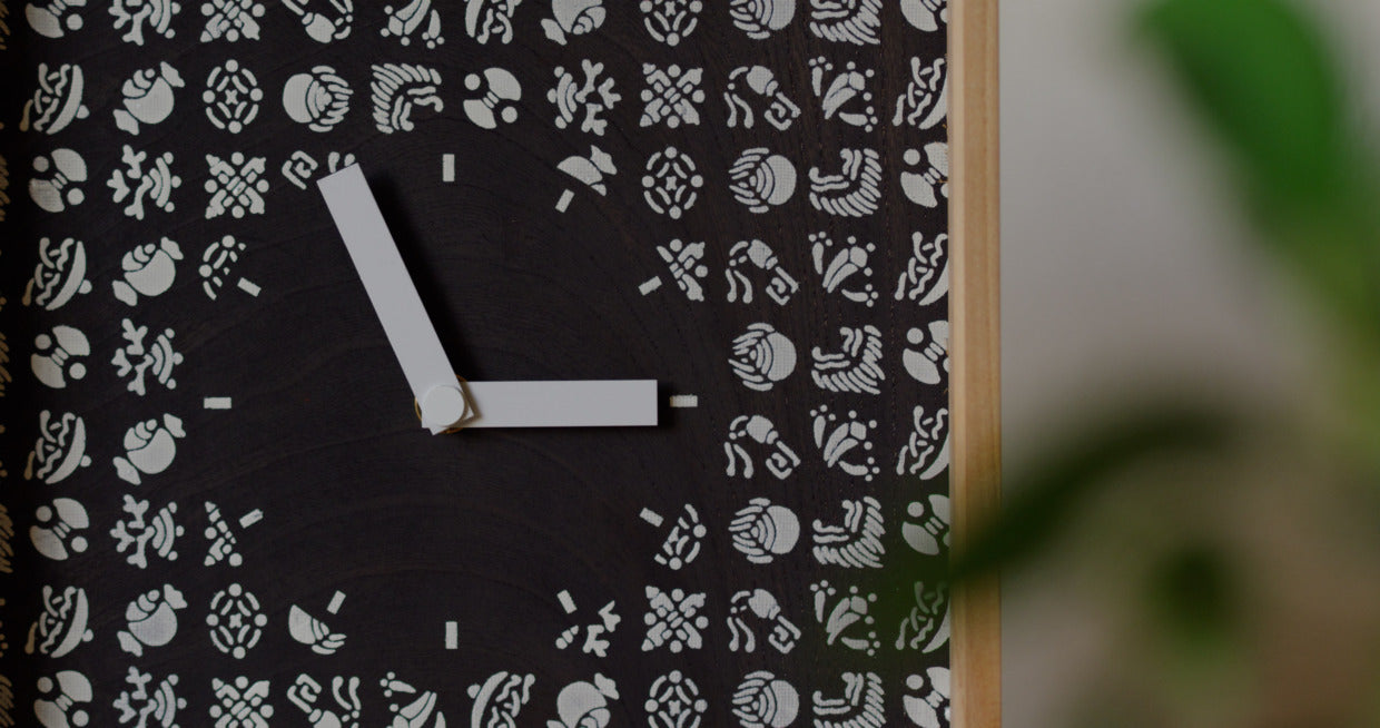 Tomita Sen Kogei: Komon Wood Clock (Gaku / Takara-zukushi)
