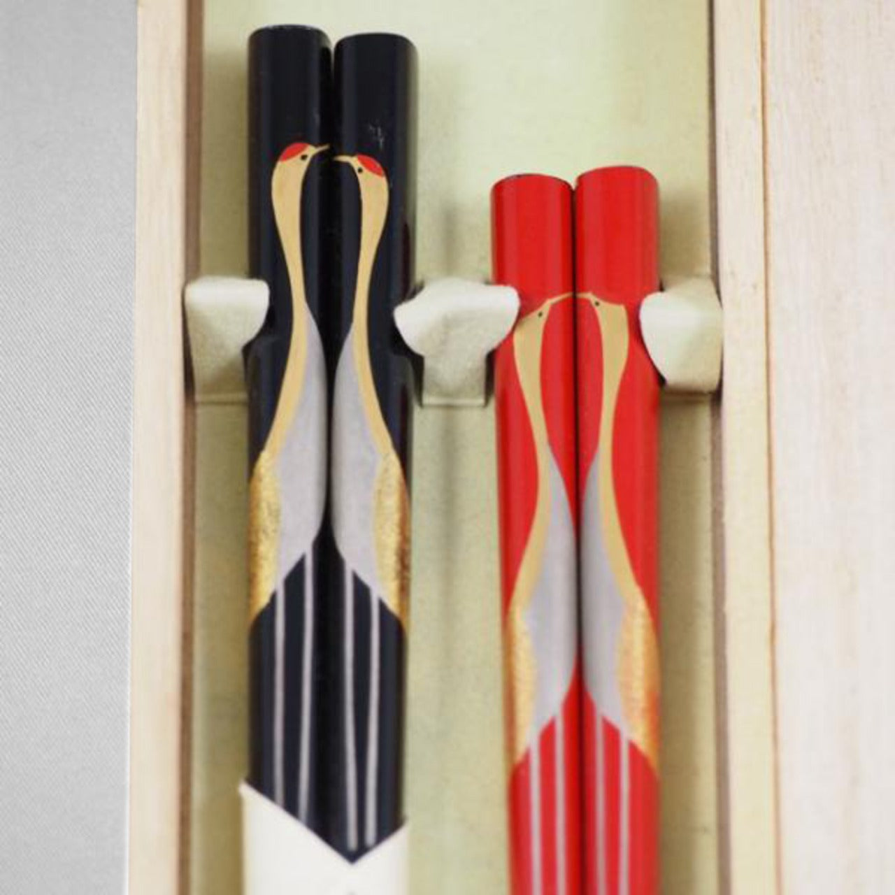 Shioyasu Shikki: Wajima Lacquerware Pair of Chopsticks for Couples “Facing Cranes” Maki-e Design