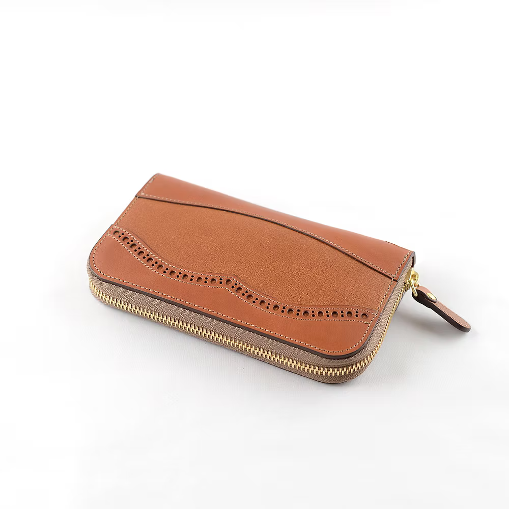 Takumics: Quindici Medallion Round Zipper Wallet L — Classic Brown / Italian Leather