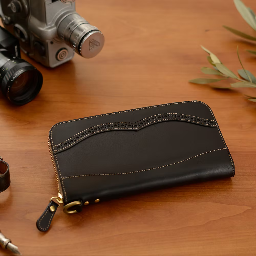 Takumics: Quindici Medallion Round Zipper Wallet L — Classic Black / Italian Leather