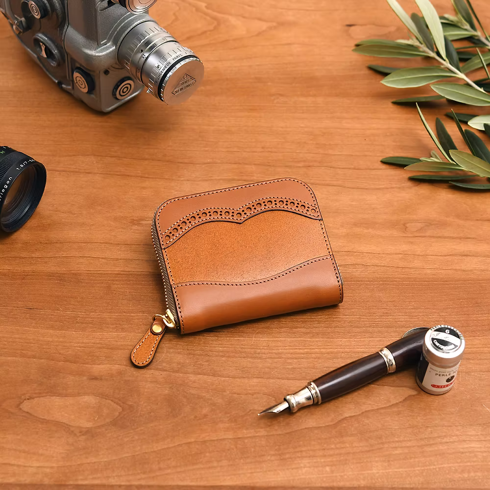 Takumics: Sei Medallion Round-Zip Wallet (S) — Classic Brown / Italian Leather