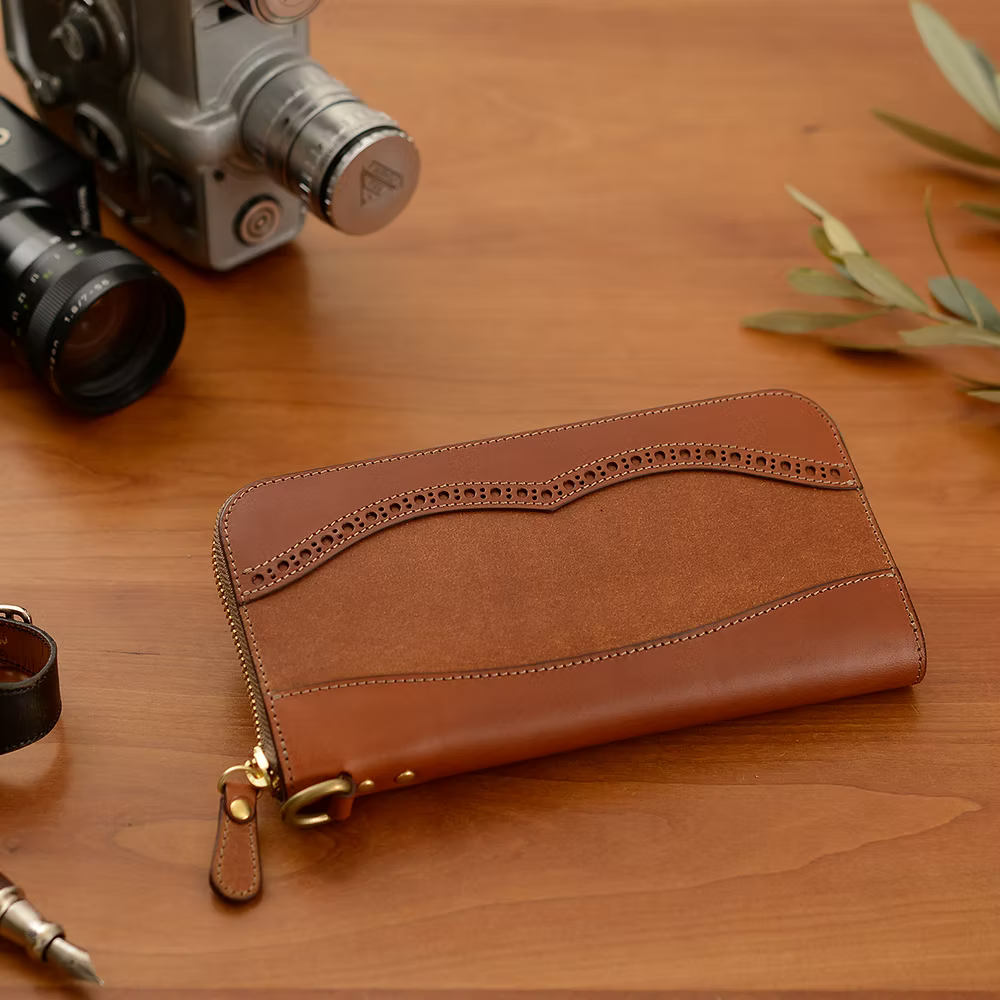 Takumics: Quindici Medallion Round Zipper Wallet L — Classic Brown / Italian Leather