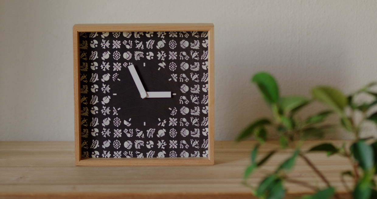 Tomita Sen Kogei: Komon Wood Clock (Gaku / Takara-zukushi)