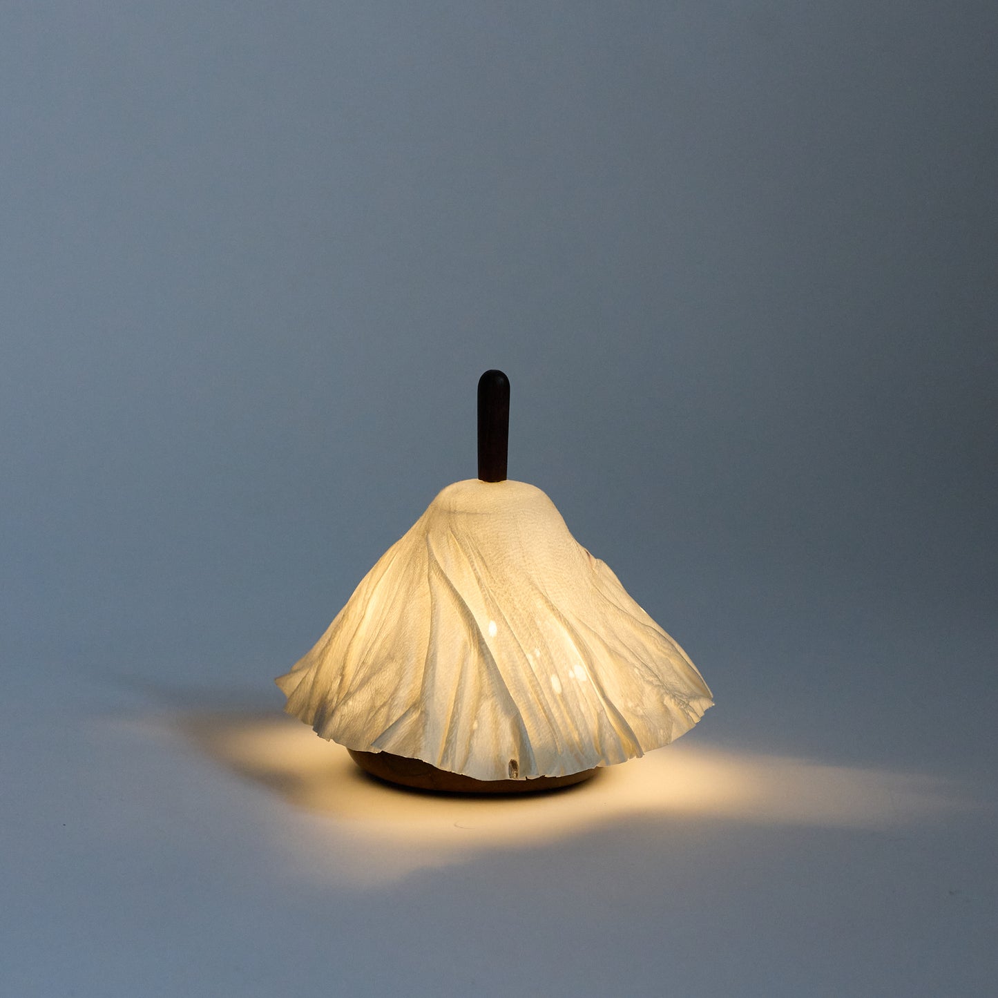 Sangenshi Kikuoka: Shami Lantern Portable Lamp – Striped Ebony x Plain Leather (kangaroo)