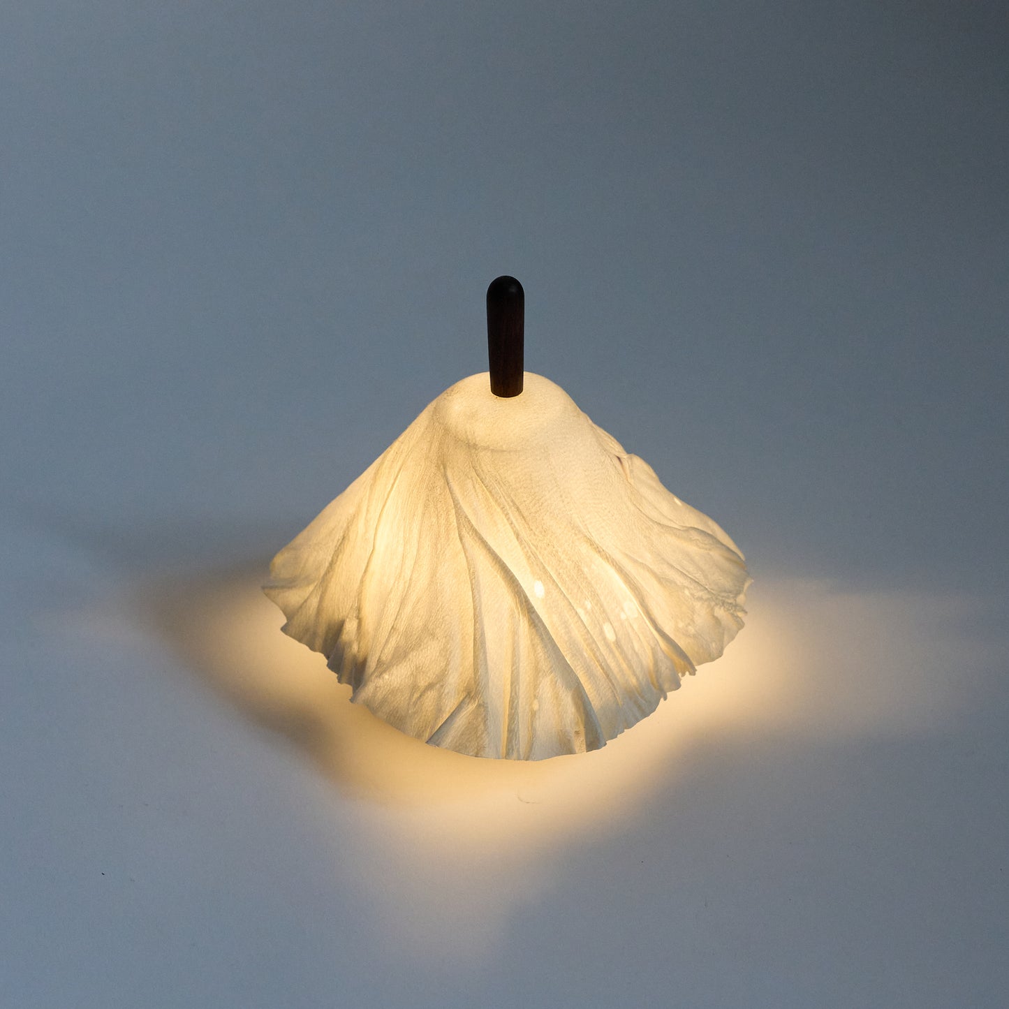 Sangenshi Kikuoka: Shami Lantern Portable Lamp – Striped Ebony x Plain Leather (kangaroo)