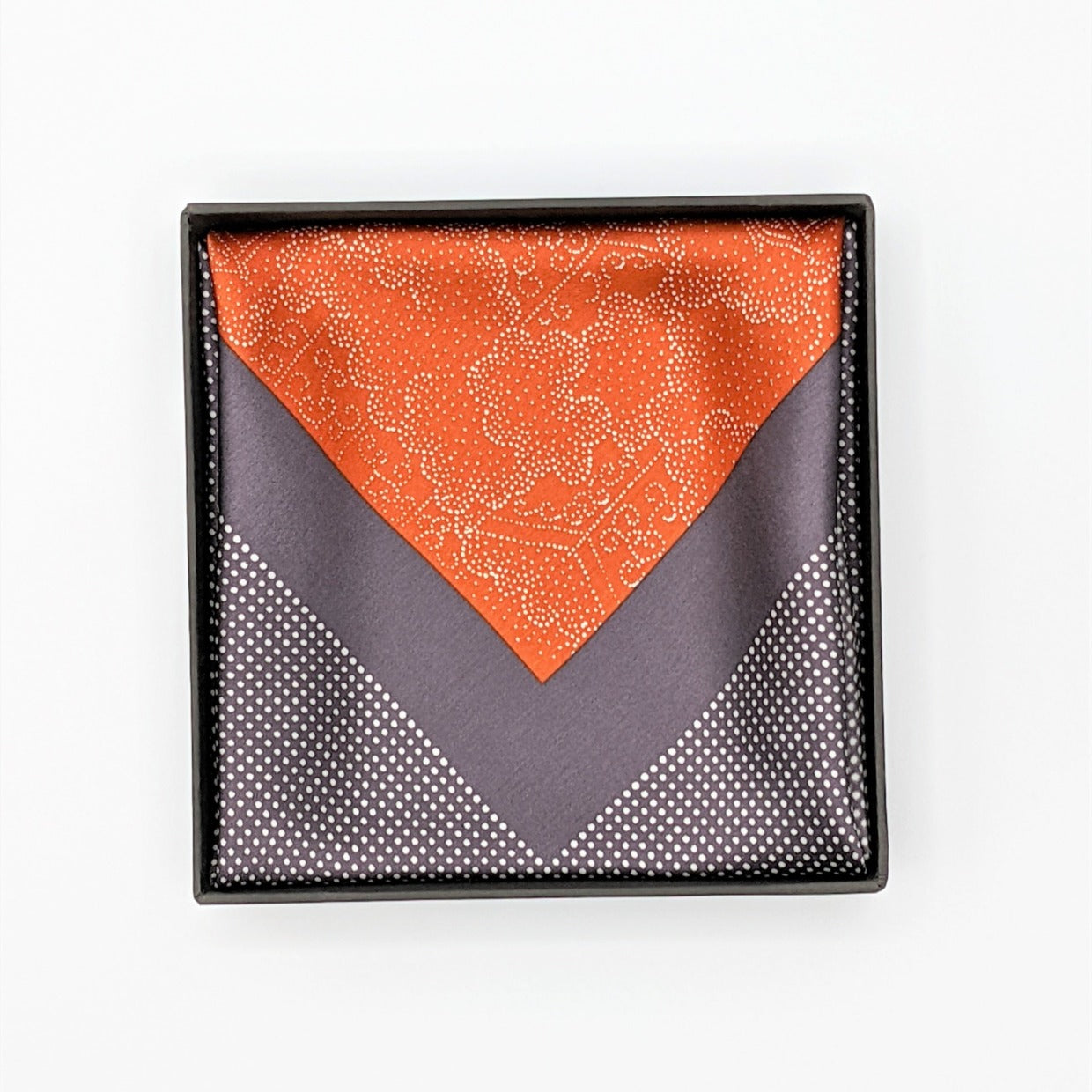 Tomita Sen Kogei: SARAKICHI – Hand-Dyed Pocket Square (Imperial Carriage / Benikaba)