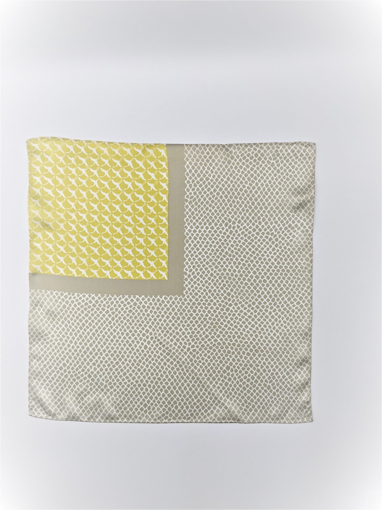Tomita Sen Kogei: SARAKICHI – Pocket Square (Flying Cranes / Ominaeshi Yellow)