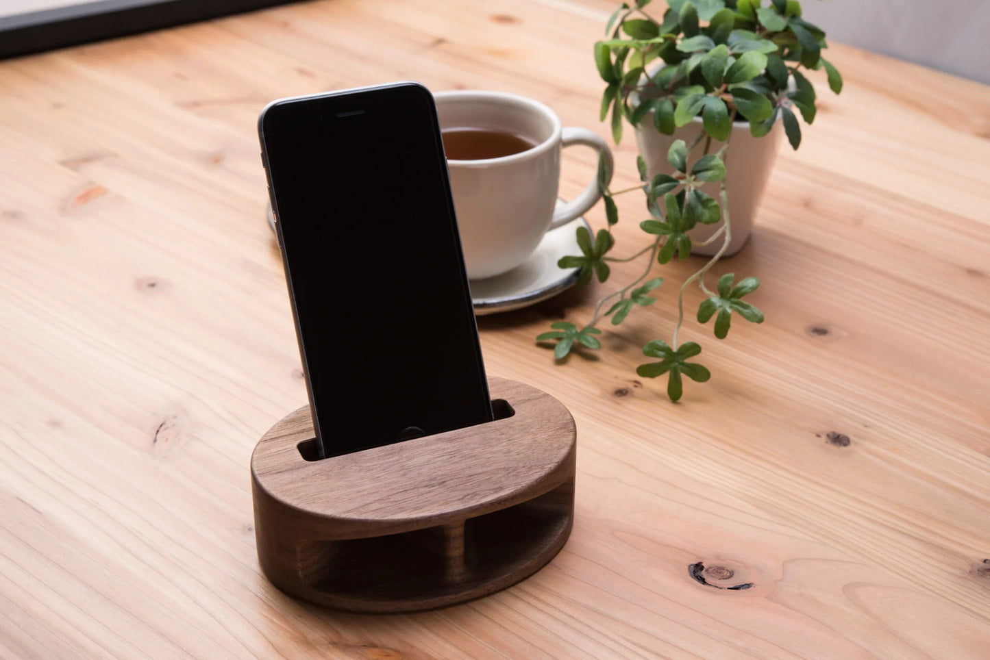 MUKUNE: Solid Wood, Power-Free Smartphone Speaker (Padauk)