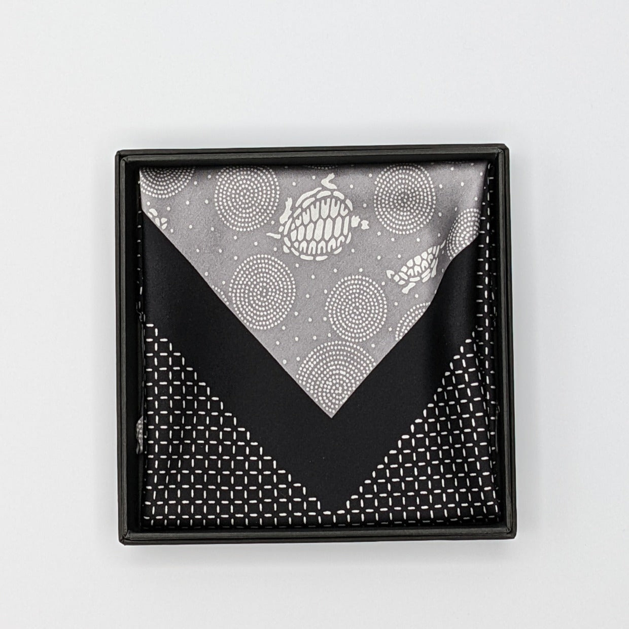 Tomita Sen Kogei: SARAKICHI – Hand-Dyed Pocket Square (Whirlpool & Turtle / Donnezumi Gray)