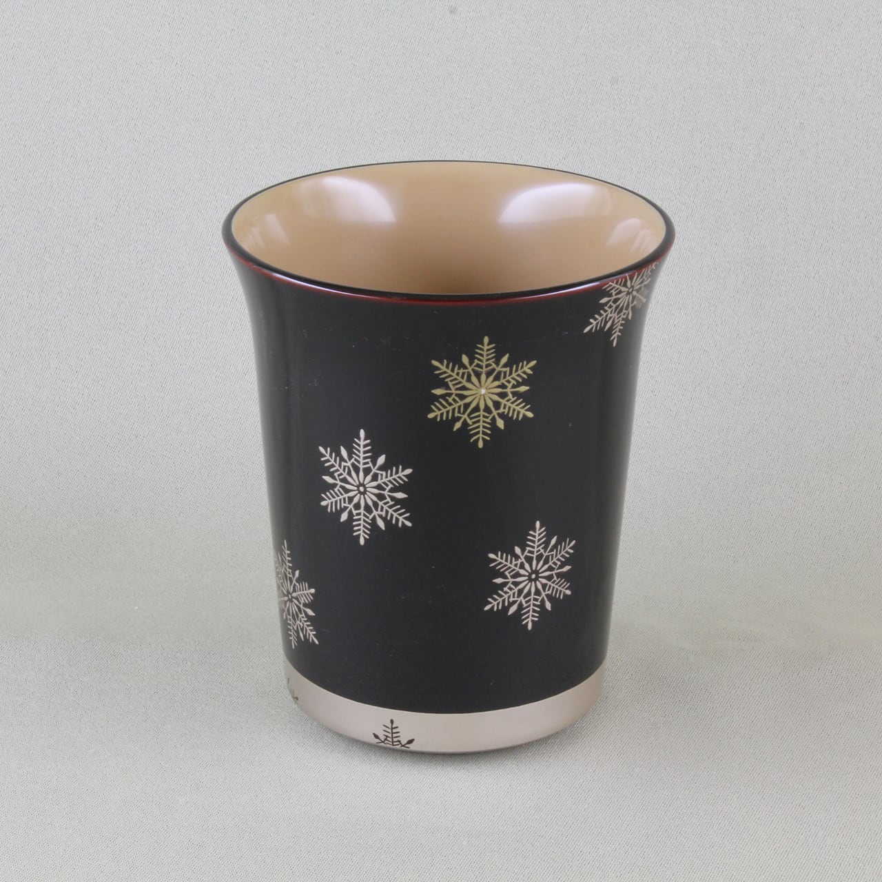 Kato Lacquerware: Wajima Lacquerware Pair of Tumblers with Snow Crystal Maki-e