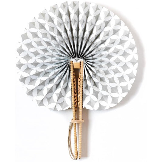 Kiuchi Tohzai: Folding Fan Crafted with Traditional Rattan Weaving - Gray