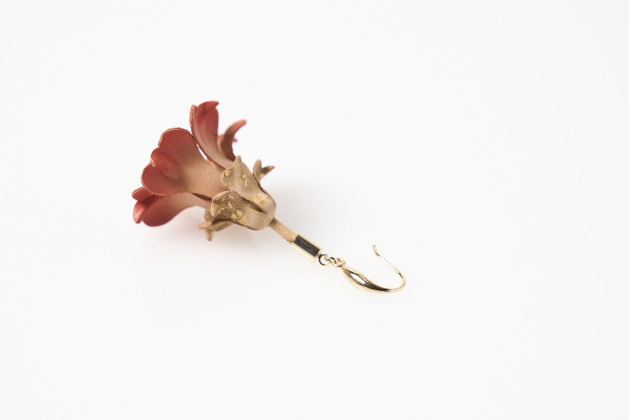 Tomita Sen Kogei: Sarasa Flower Swing Earrings / Clip-On Earrings